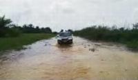 Hei, jalan lintas Bonai Darussalam menuju Duri terendam banjir loh !